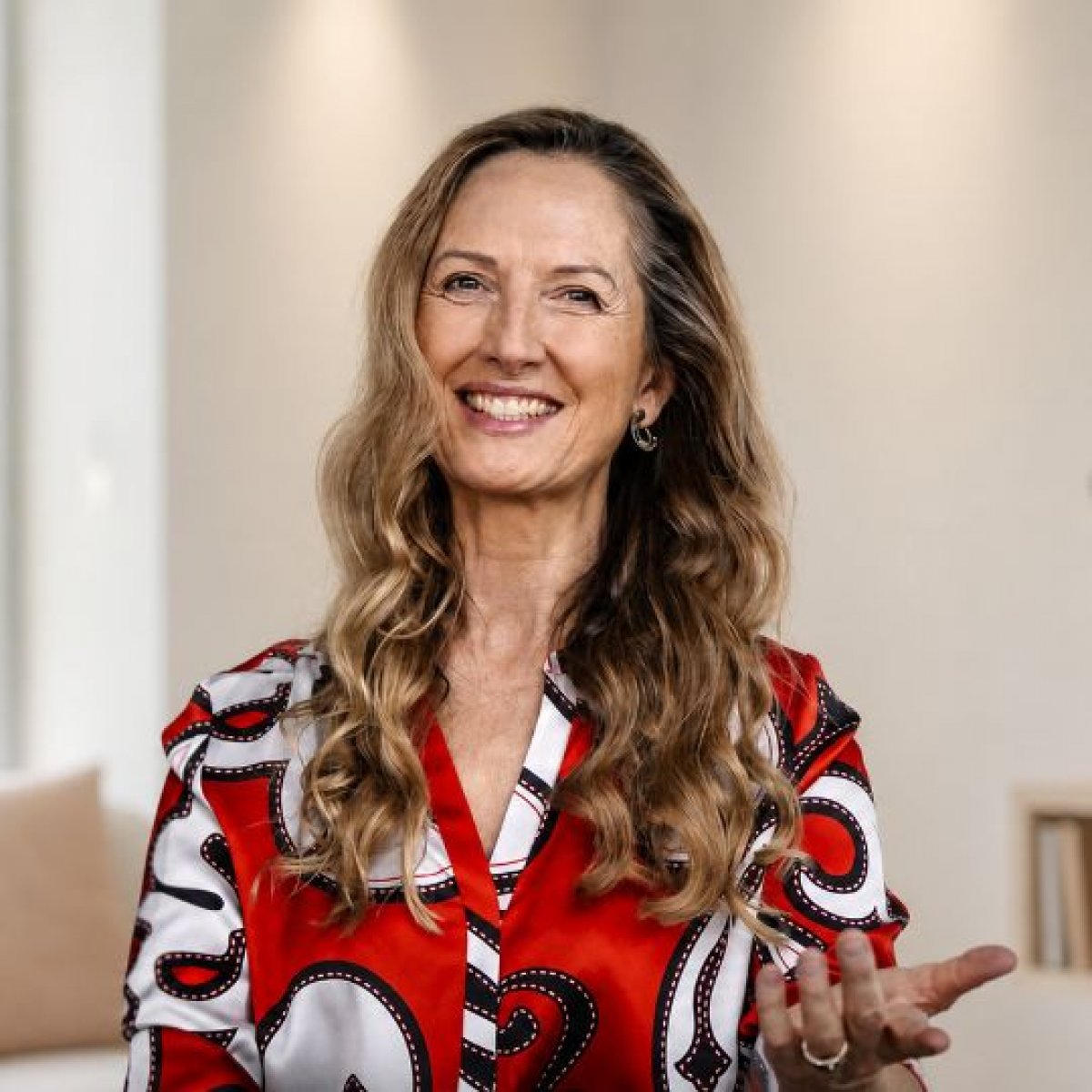Bettina Schwenk mit offener, zugewandter Geste für Klärung, Orientierung und neue Handlungsfähigkeit